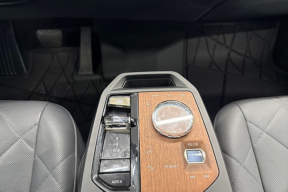 BMW iX 14 of 28