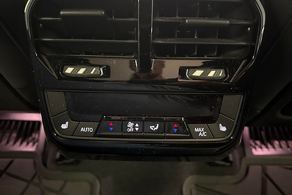 BMW iX 18 of 28