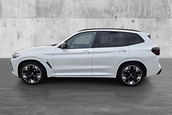 BMW iX3 4 of 30