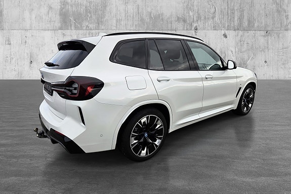 BMW iX3 10 of 30