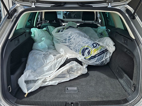 Volkswagen Passat 12 of 16