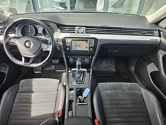 Volkswagen Passat 7 of 16