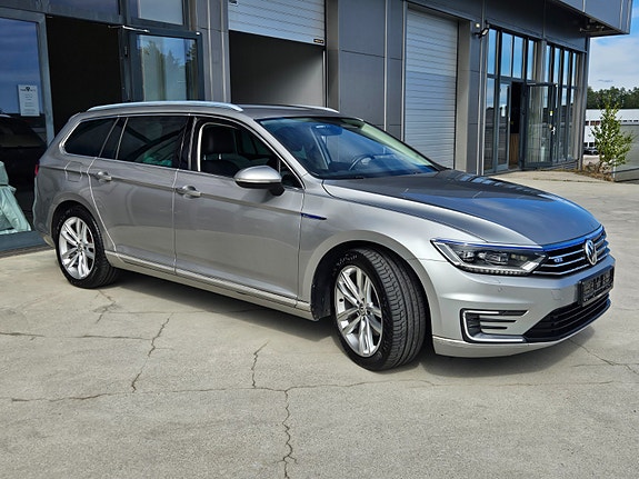 Volkswagen Passat 2 of 16