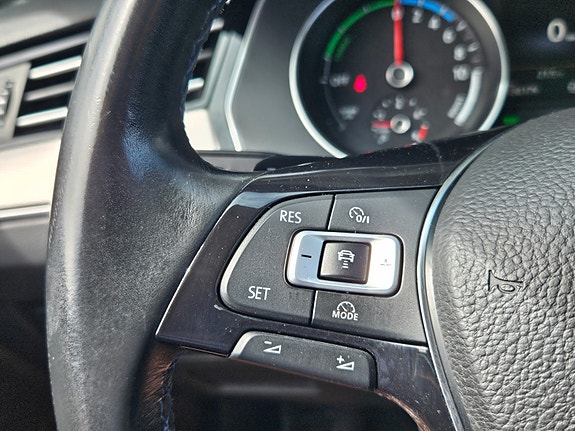 Volkswagen Passat 9 of 16