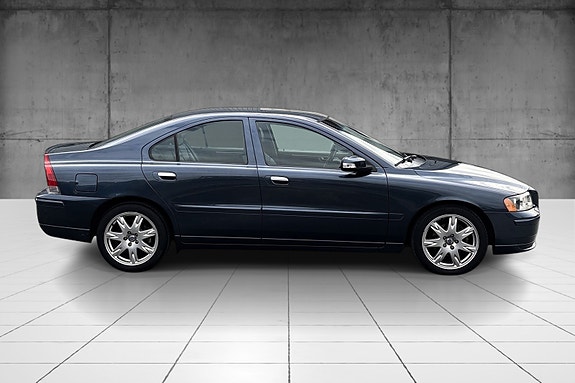Volvo S60 2 of 17