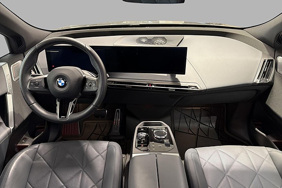 BMW iX 11 of 28
