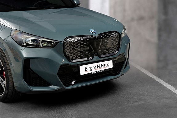 BMW iX1 2 of 29