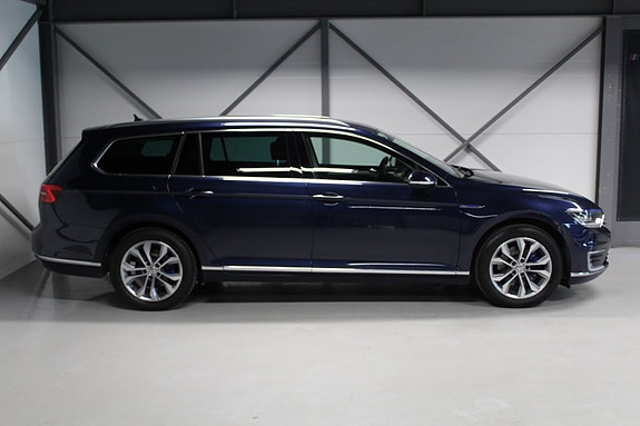 Volkswagen Passat 2 of 20