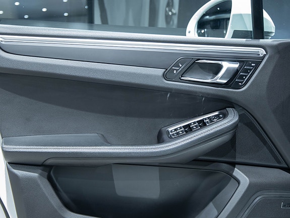 Porsche Macan 10 of 22