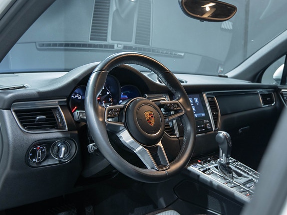 Porsche Macan 8 of 22