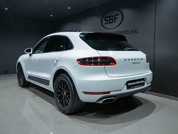 Porsche Macan 4 of 22