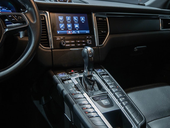 Porsche Macan 15 of 22
