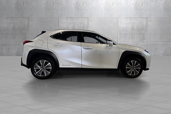 Lexus UX300e 6 of 25