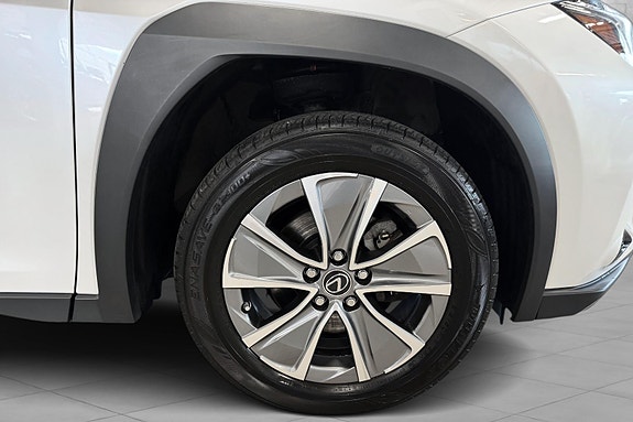Lexus UX300e 24 of 25