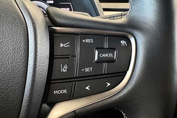 Lexus UX300e 13 of 25