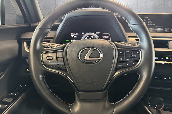 Lexus UX300e 11 of 25