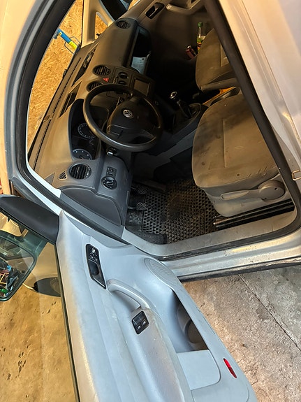 Volkswagen Caddy Maxi 8 of 11