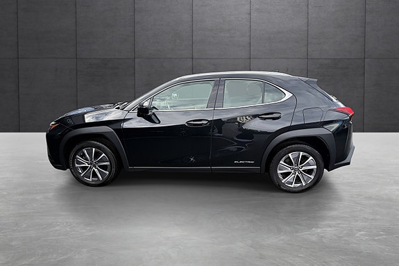 Lexus UX300e 2 of 19