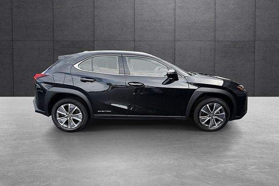 Lexus UX300e 6 of 19
