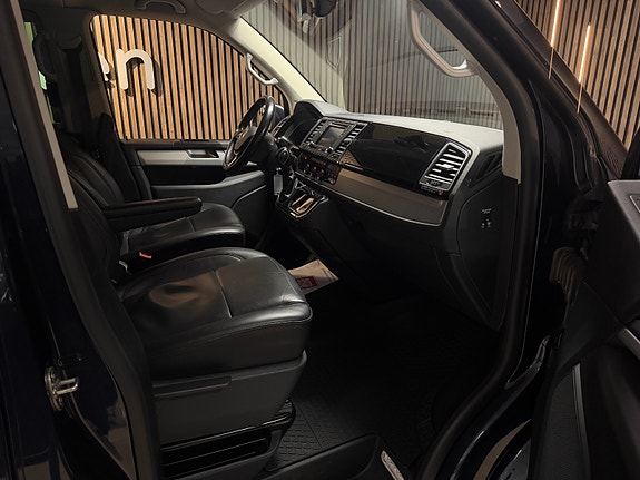 Volkswagen Caravelle 8 of 18