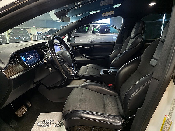 Tesla Model X 16 of 30