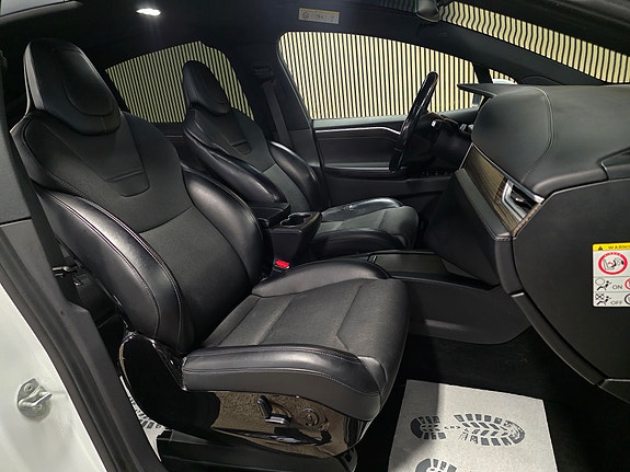 Tesla Model X 29 of 30