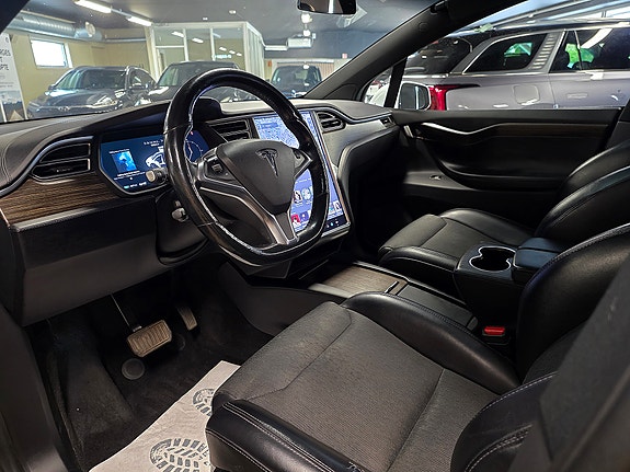 Tesla Model X 15 of 30