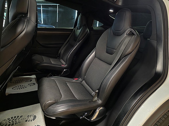 Tesla Model X 19 of 30