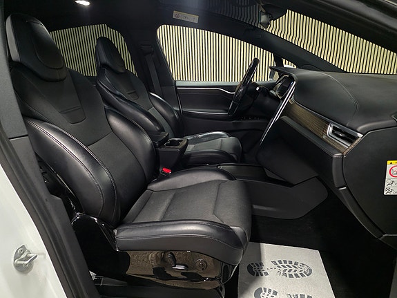 Tesla Model X 28 of 30