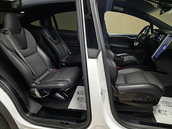 Tesla Model X 26 of 30