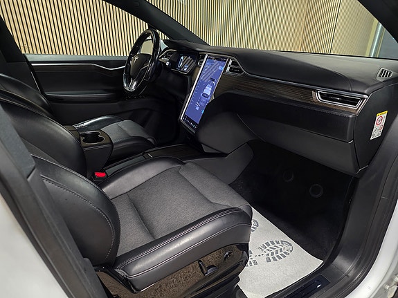 Tesla Model X 27 of 30