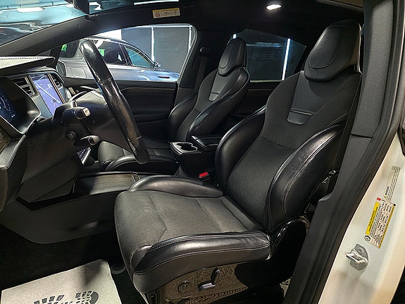 Tesla Model X 17 of 30