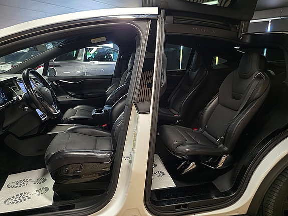 Tesla Model X 18 of 30