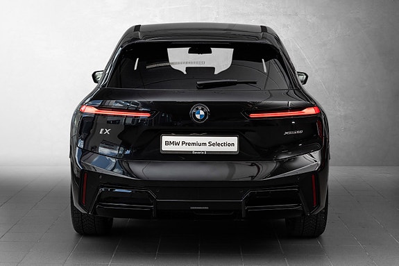 BMW iX 8 of 30