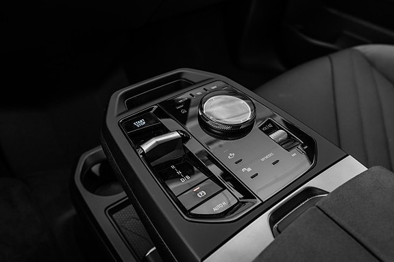 BMW iX 21 of 30