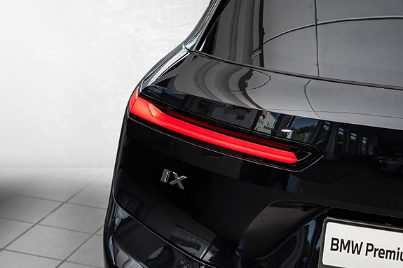 BMW iX 10 of 30