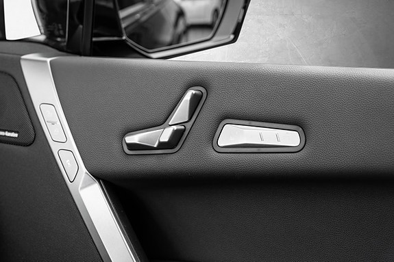 BMW iX 28 of 30