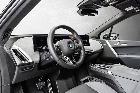 BMW iX 13 of 30