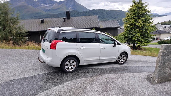 Peugeot 5008 2 of 9