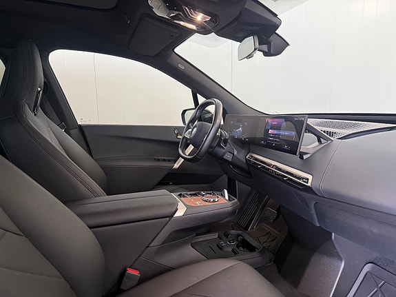 BMW iX 4 of 28