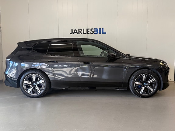 BMW iX 2 of 28