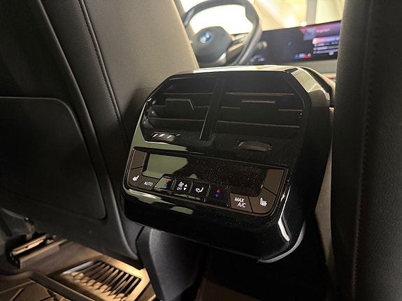 BMW iX 9 of 28