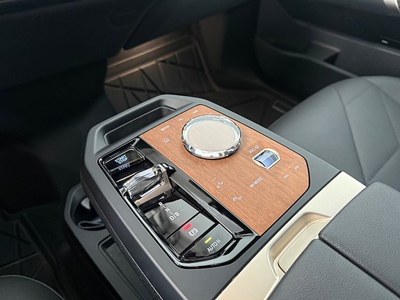 BMW iX 21 of 28