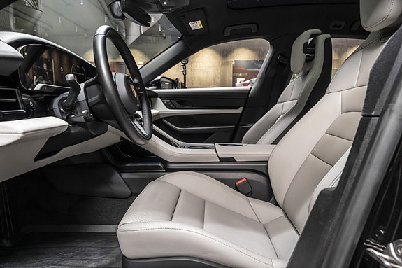 Porsche Taycan 16 of 30