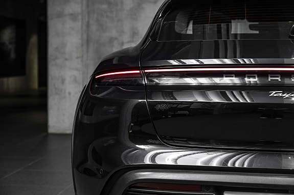 Porsche Taycan 9 of 30