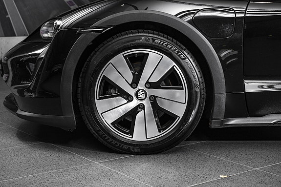 Porsche Taycan 13 of 30
