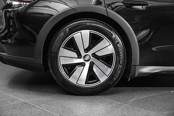 Porsche Taycan 11 of 30