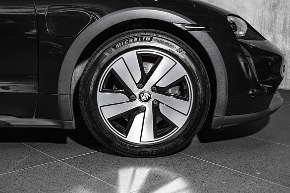 Porsche Taycan 12 of 30