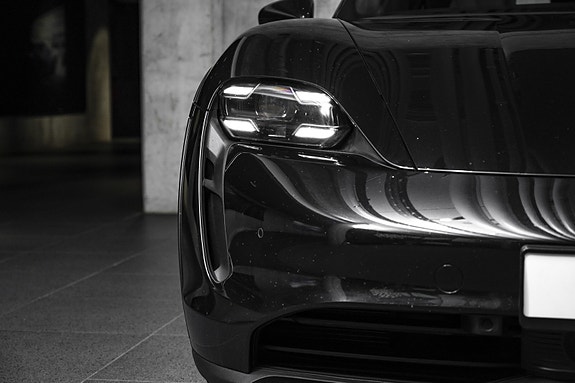 Porsche Taycan 8 of 30