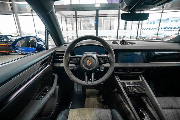 Porsche Macan 17 of 30